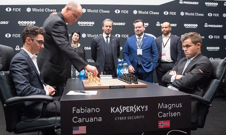 Magnus Carlsen tar seg tid til fotball – Midt i sjakk-VM