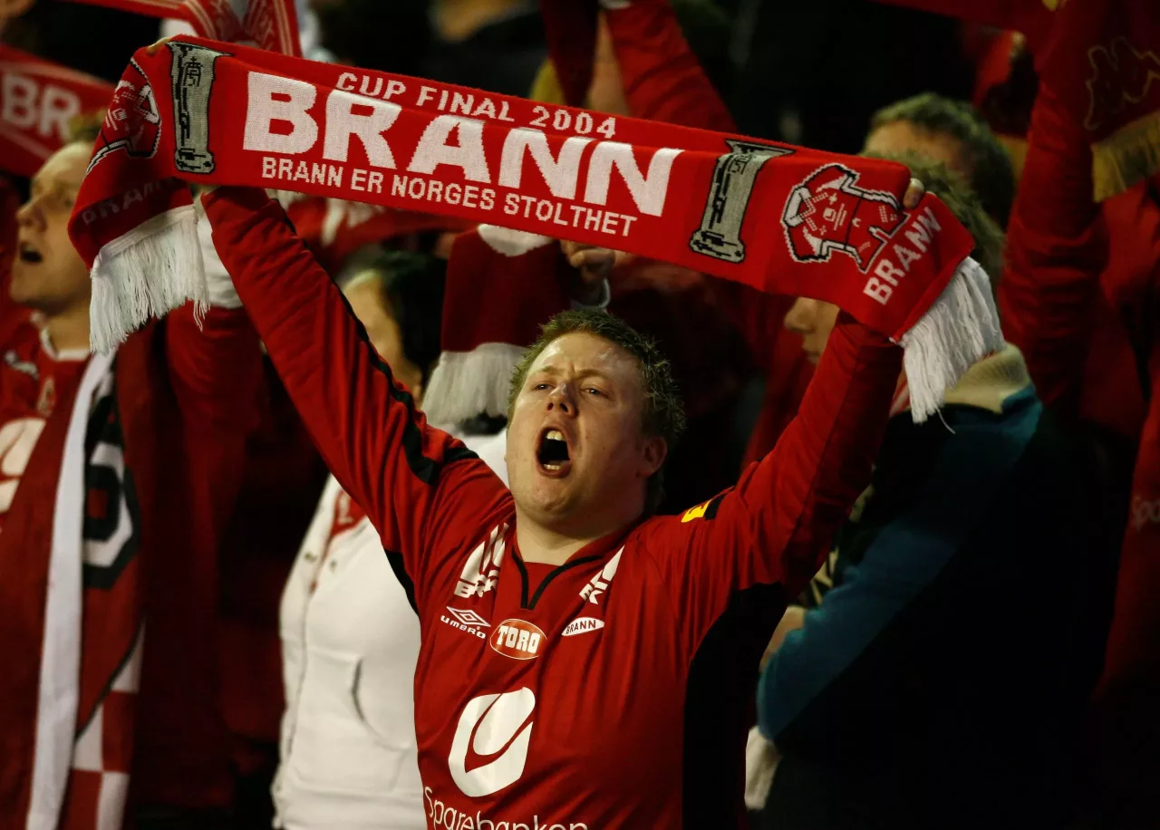 Brann fan synger med skjerf