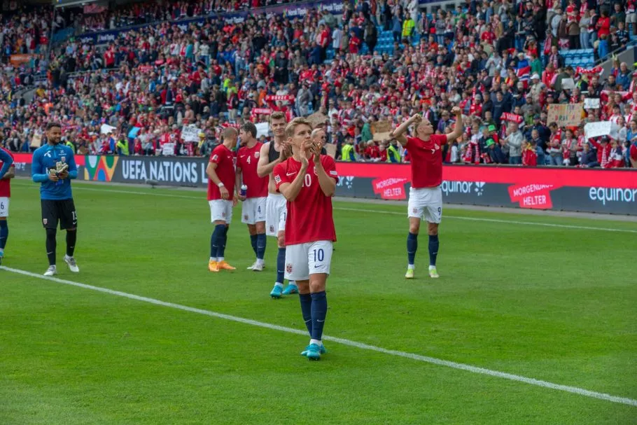 Oslo, Norway 12 June 2022, Norway team applaud the supporters after their UEFA nations league group H match between Norway against Sweden at the Ullevaal Stadion in Oslo, Norway. credit: Nigel Waldron/Alamy Live News
