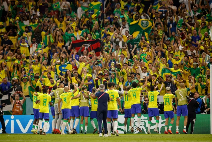 Lusail, Qatar. 24th Nov, 2022. Players of the Brazilian national team celebrate with the crowd after winning the match between Brazil and Serbia, valid for the first round of the group stage of the World Cup, held at the Estadio Nacional de Lusail in Lusa
